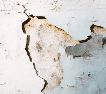 Scheuren in de muur herkennen