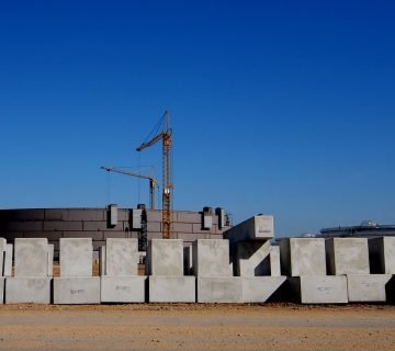 Betonnen legoblokken opstapelen